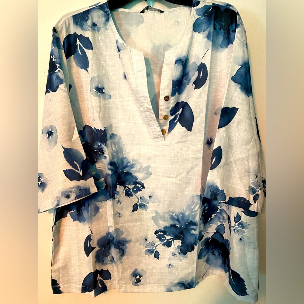 Blue and white flowered 3/4 sleeve tunic